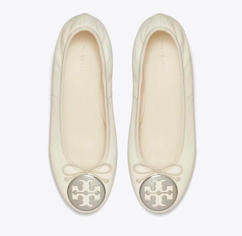 TORY BURCH REVA HEELED BALLET   -   Light Cream / Silver