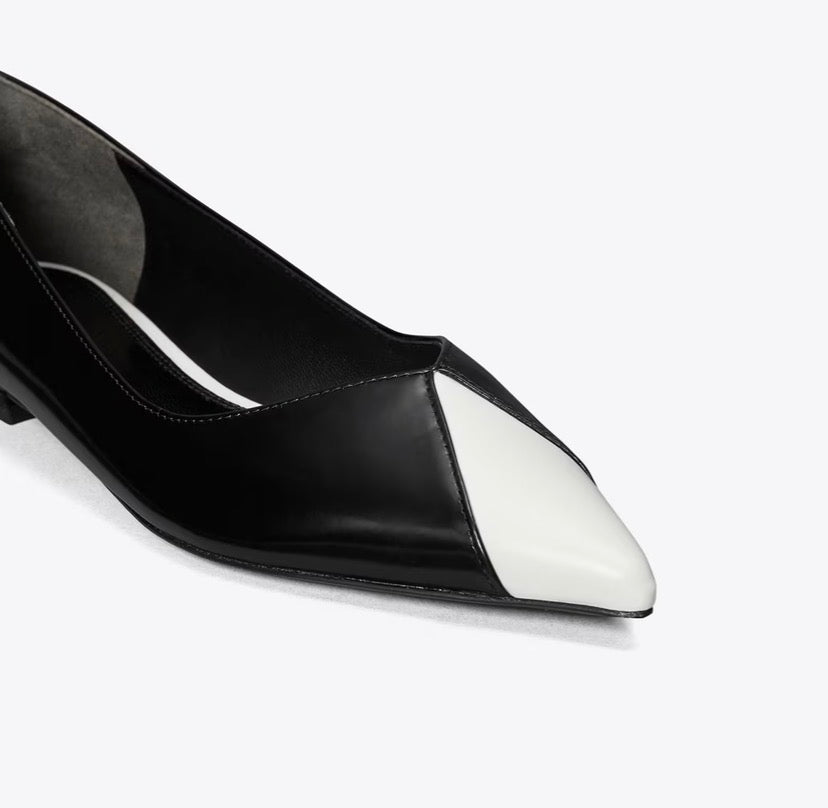 TORY BURCH TRIANGLE POINTED FLAT   -  Perfect Black / Salt