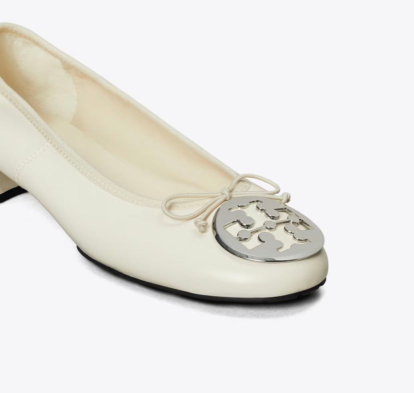 TORY BURCH REVA HEELED BALLET   -   Light Cream / Silver
