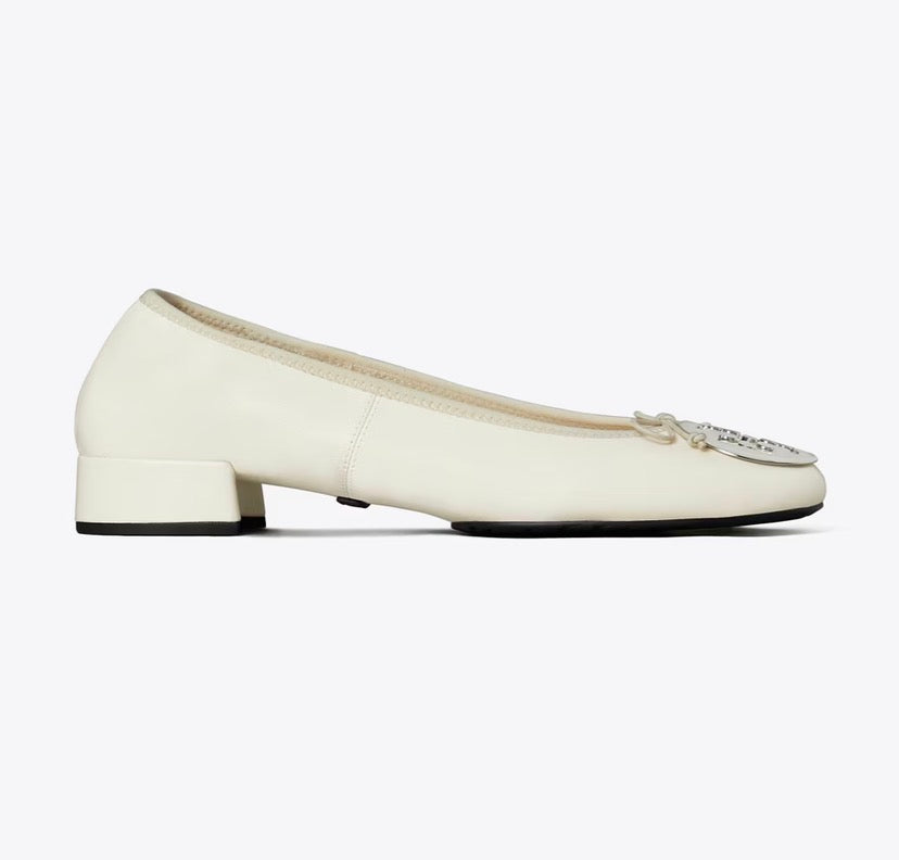TORY BURCH REVA HEELED BALLET   -   Light Cream / Silver
