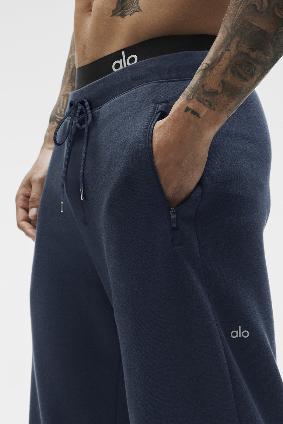 Alo Yoga Men's Chill Sweatpant  - Navy