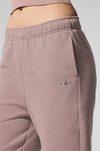 Alo Yoga Accolade Sweatpant  -  Taupe