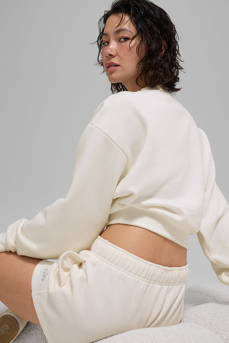 Alo Yoga Cropped Accolade Crewneck  -  Ivory