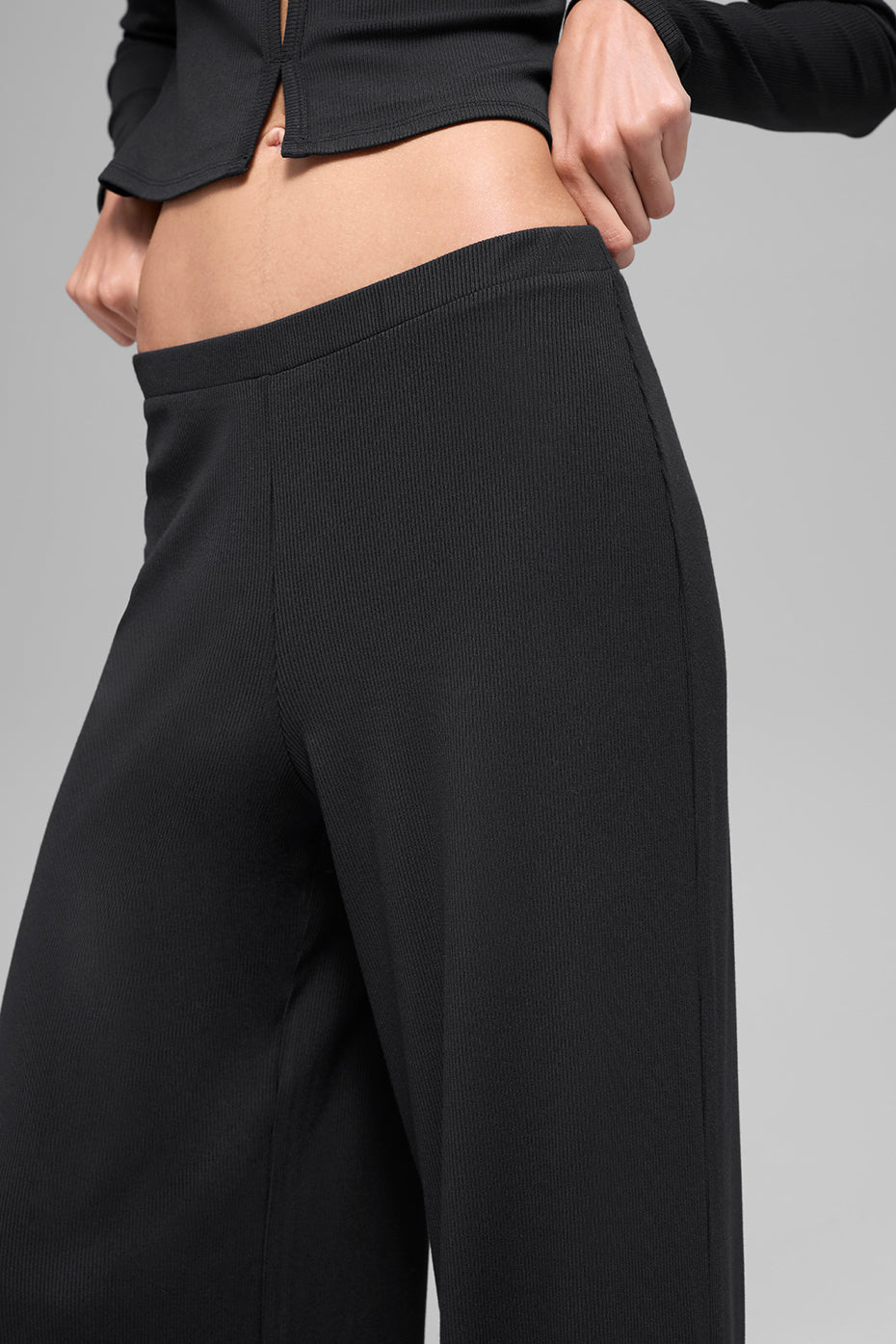 Alo Yoga Mid-Rise Dreamlight Straight Pant  -  Black