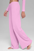 Alo Yoga Mid-Rise Dreamlight Straight Pant  -  Candy Heart Pink