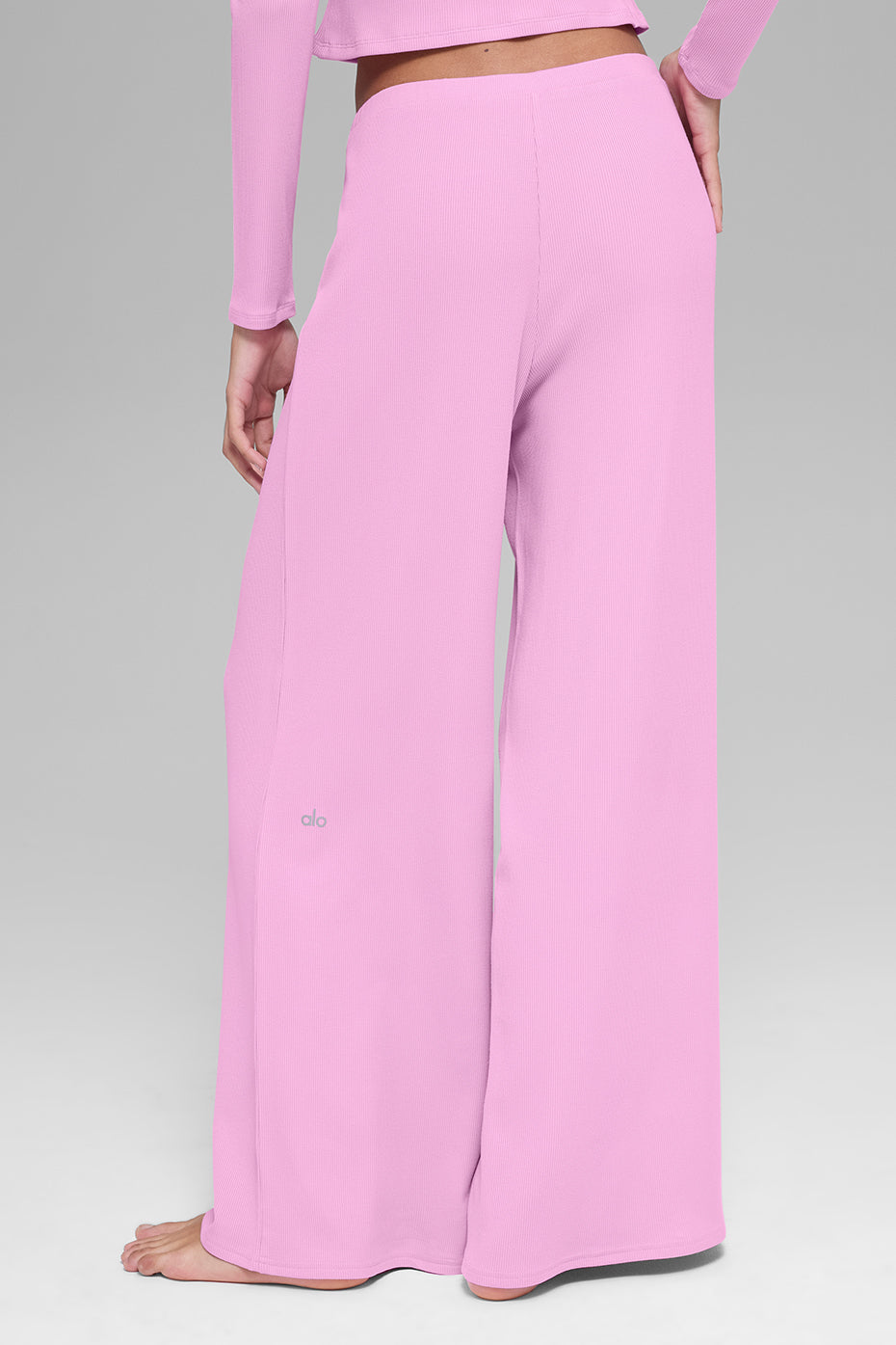 Alo Yoga Mid-Rise Dreamlight Straight Pant  -  Candy Heart Pink